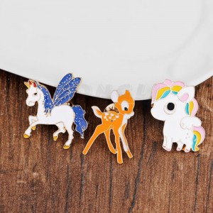 Personnalisé en métal dessin animé animal badge en alliage de zinc multicolore cuisson cuisson peinture broche joint fondre broche plaqué or