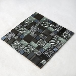 Mélange de résine, feuille d'or et carreau de mosaïque en céramique cassée