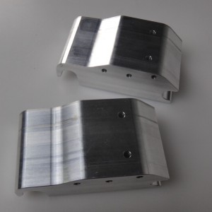 Services de fabrication de pièces et d'accessoires automobiles sur mesure