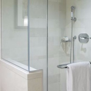 PORTE EN VERRE TREMPÉE SANS CADRE POUR SALLE DE BAINS