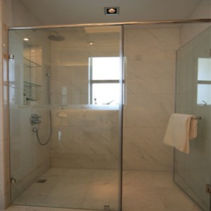 PORTE EN VERRE TREMPÉE SANS CADRE POUR SALLE DE BAINS