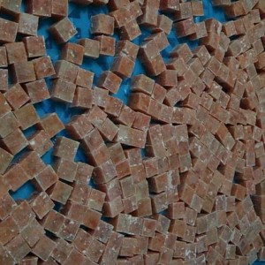 Cube de saumon rose congelé