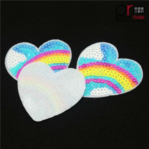 Patch de paillettes en forme de coeur arc en ciel