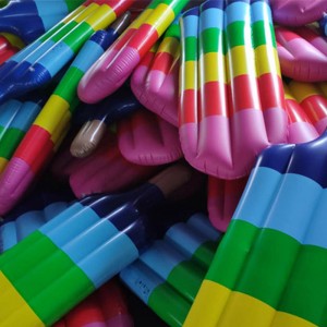 Flotteur / salon de piscine gonflable de popsicle d'arc-en-ciel de piscine