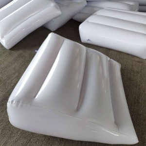 Oreiller de coussin de lit gonflable triangle blanc