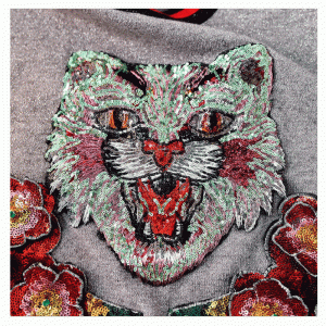 Chandail tricoté à la main de fleurs et appliques à la main pour les femmes