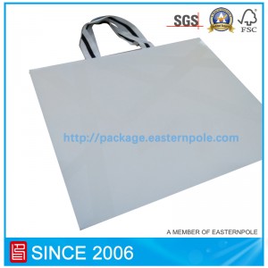 Sac de luxe en papier blanc pour vêtements à fond inversé