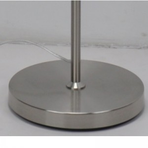 Lampadaire avec abat-jour en tissu noir découpé au laser