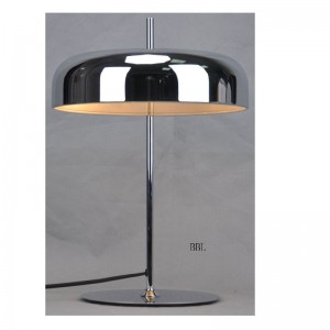 Lampe de table avec abat-jour en métal et base plate