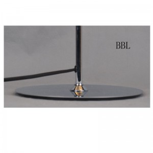 Lampe de table avec abat-jour en métal et base plate