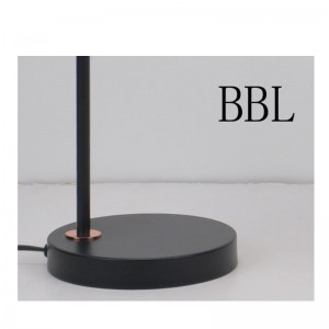 Lampe de table avec abat-jour en métal et fonction de réglage de l'abat-jour