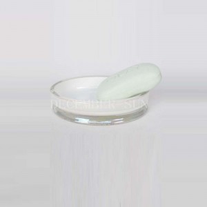 Carré blanc avec accessoires de salle de bains avec porte-brosse à dents