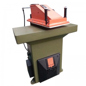 Machine à presser les semelles de croisement