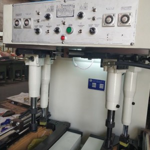 Machine de pressage de semelles murées