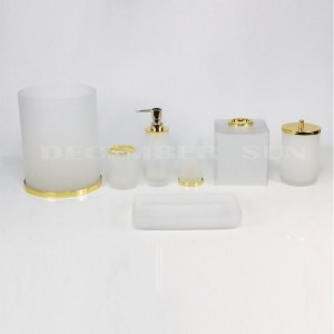 Appareillage de salle de bains en verre à effet visible