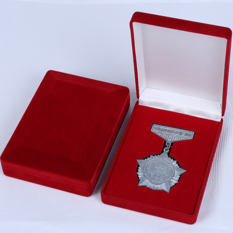 Boîte de velours noir et rouge personnalisée en gros D-15 pour pièce de monnaie, collier et médaille