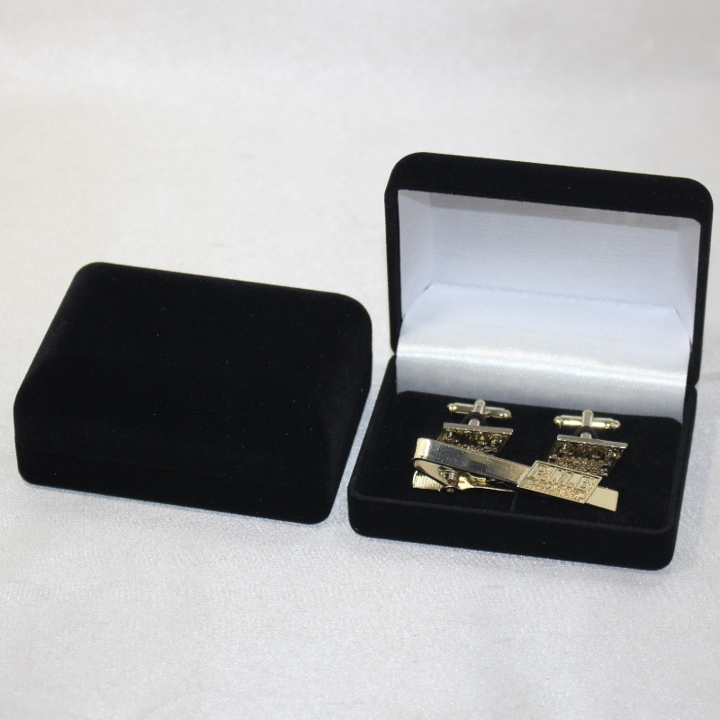 Pour le projet d - 45, des boutons de manches, des pinces à cravate ou des médailles, des pièces de monnaie et des insignes sont utilisés dans des boîtes en velours circulaire, MM.84 * 64 * 36, environ 48 grammes.