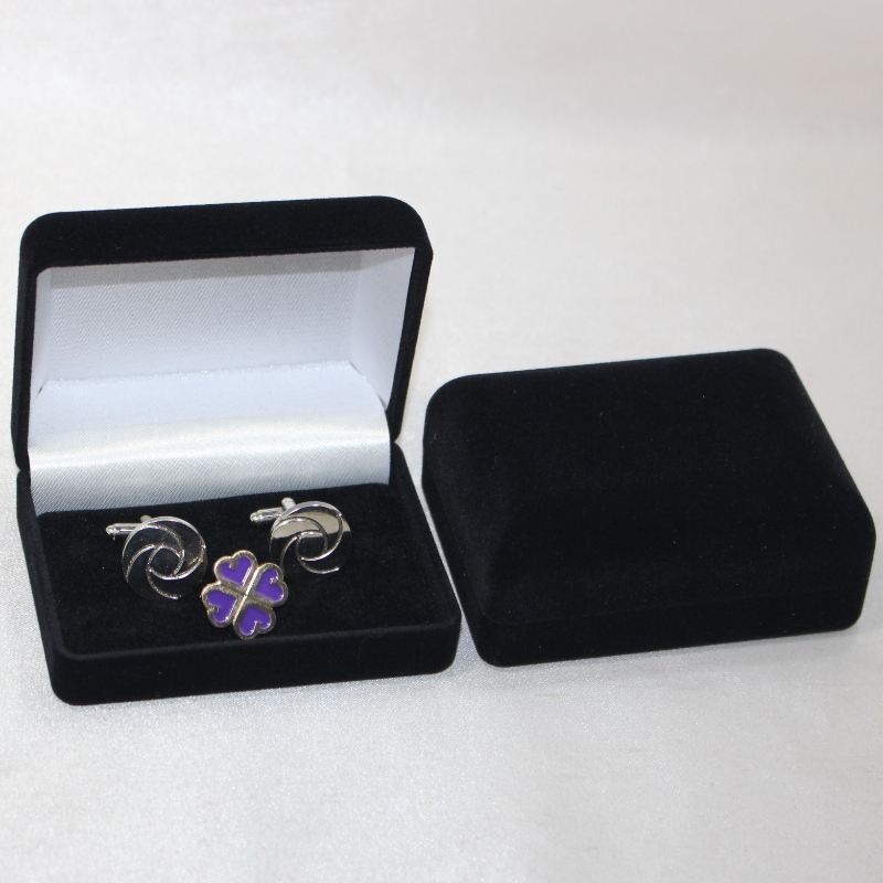 Pour le projet d - 45, des boutons de manches, des pinces à cravate ou des médailles, des pièces de monnaie et des insignes sont utilisés dans des boîtes en velours circulaire, MM.84 * 64 * 36, environ 48 grammes.