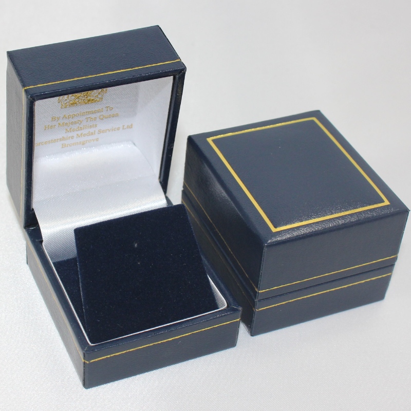 Produit V - 07 carré en plastique, couvert de papier en cuir, de 25 - 30 mm de diamètre de pièces de monnaie, badges, bagues, et ainsi de suite.46 * 53 * 38, pesant environ 40g.