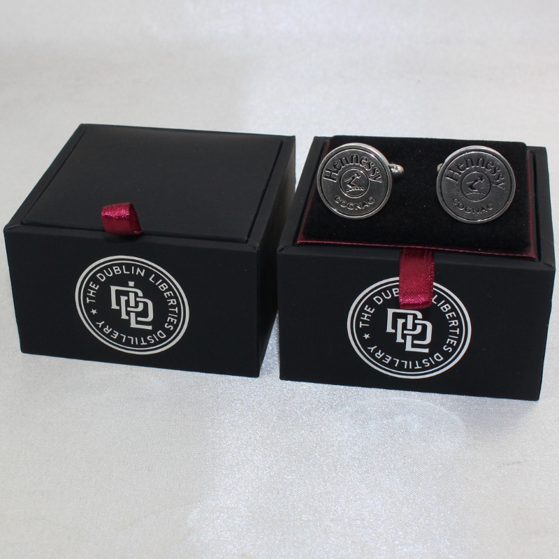 Article Boîte carrée en cuir PU V-20S pour boutons de manchette en couple, etc. mm. 65 * 65 * 38, pèse environ 62g