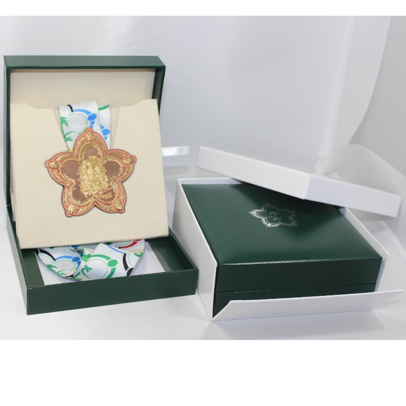 Article Boîte de papier carrée en similicuir V-22 pour pièce de monnaie 90 * 90mm, badge, médaille, etc. mm.128 * 128 * 50, poids environ 191g