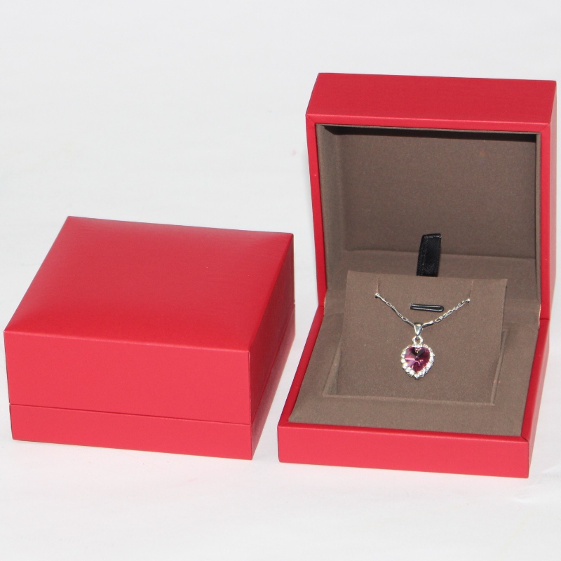 Belle boîte de bijoux personnalisée de haute qualité boîte rouge Pendentif de bijoux de taille 90 * 90 * 45mm