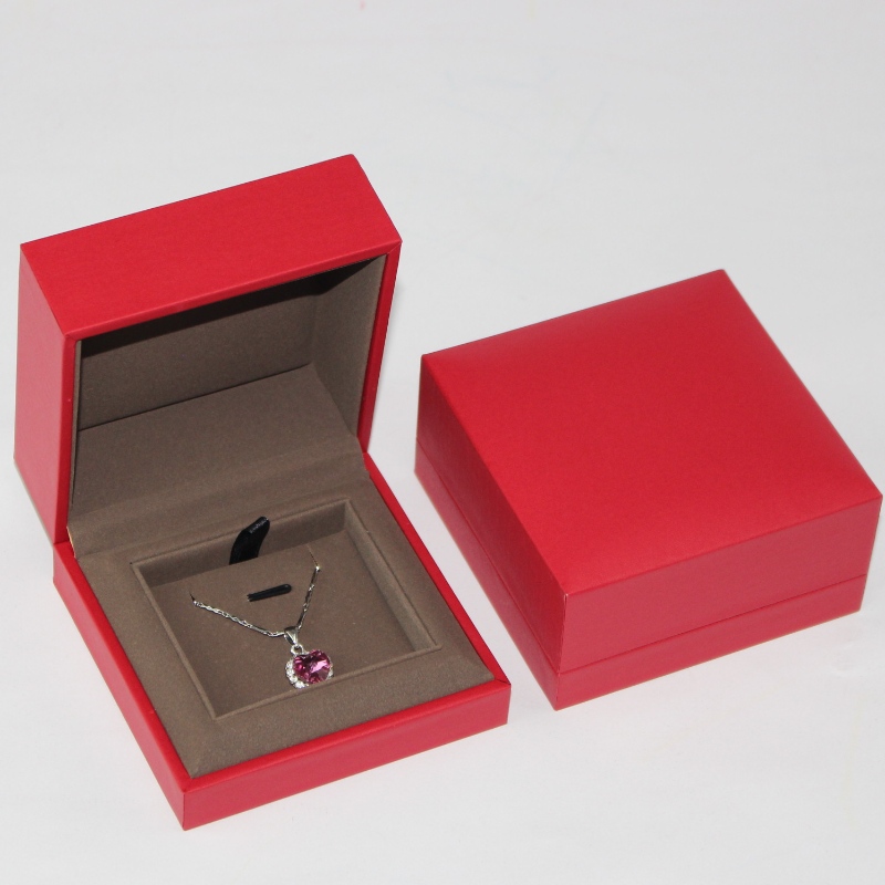 Belle boîte de bijoux personnalisée de haute qualité boîte rouge Pendentif de bijoux de taille 90 * 90 * 45mm