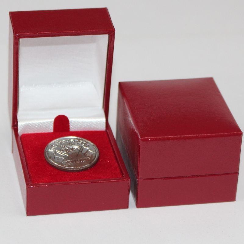 Produit V - 07 carré en plastique, couvert de papier en cuir, de 25 - 30 mm de diamètre de pièces de monnaie, badges, bagues, et ainsi de suite.46 * 53 * 38, pesant environ 40g.