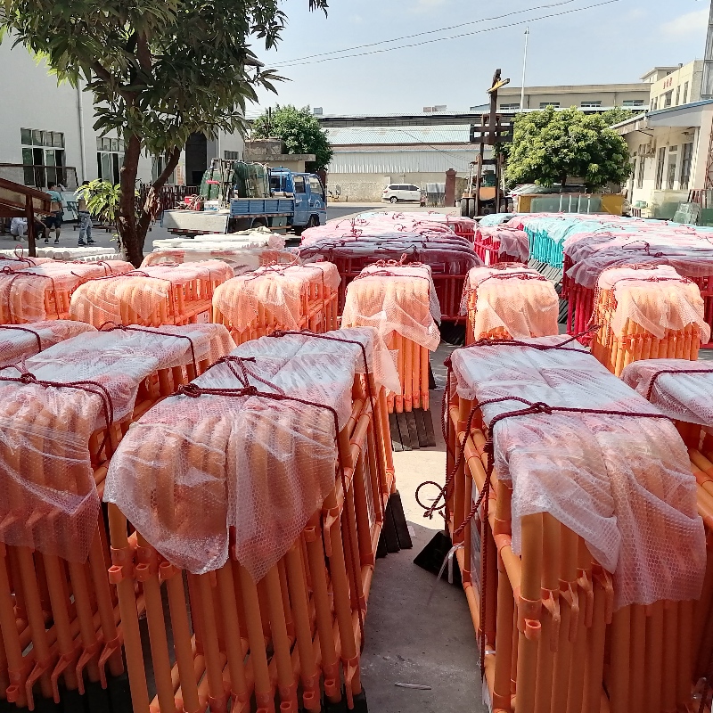 Barrière piétonne pour concerts, événements sportifs et défilés Barricade en plastique Barrière de parking PVC Barrière routière pour véhicule