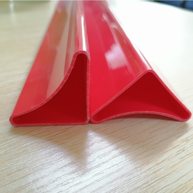Profilé de triangle de PVC de bande de support de couche de tuyau de bande en plastique extrudé rigide de PVC pour le support de tiroir d'armoire