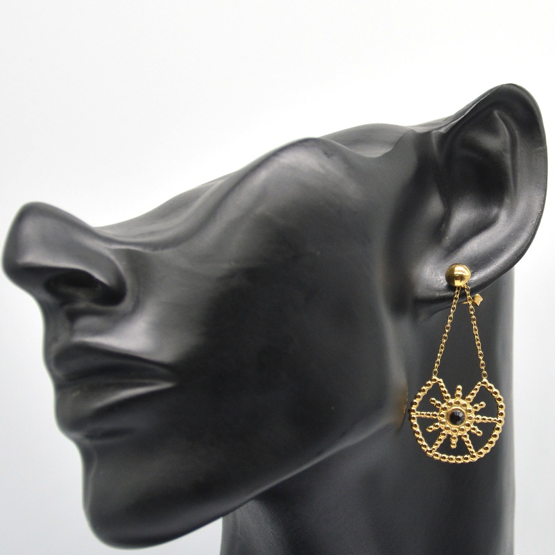 Modèles féminins en acier inoxydable or avec pendentifs de fleurs, conception de clous d'oreilles, travail charmant pour les jeunes femmes. Usine de bijoux de Ruifanbao en Chine