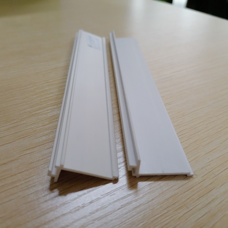 Chine fabricant pour profil de canal en PVC bande de PVC profil de forme en PVC en L pour la décoration de bâtiment