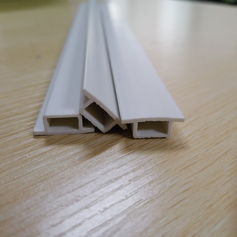 Bande en plastique extrudée