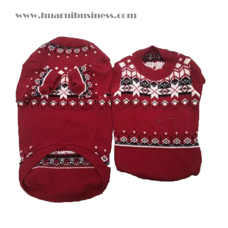 Un pull de chien tricoté, un pull de Noël pour chien, un maillot d 'hiver pour animaux de compagnie