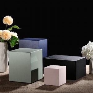 Urnes en métal noir pour homme