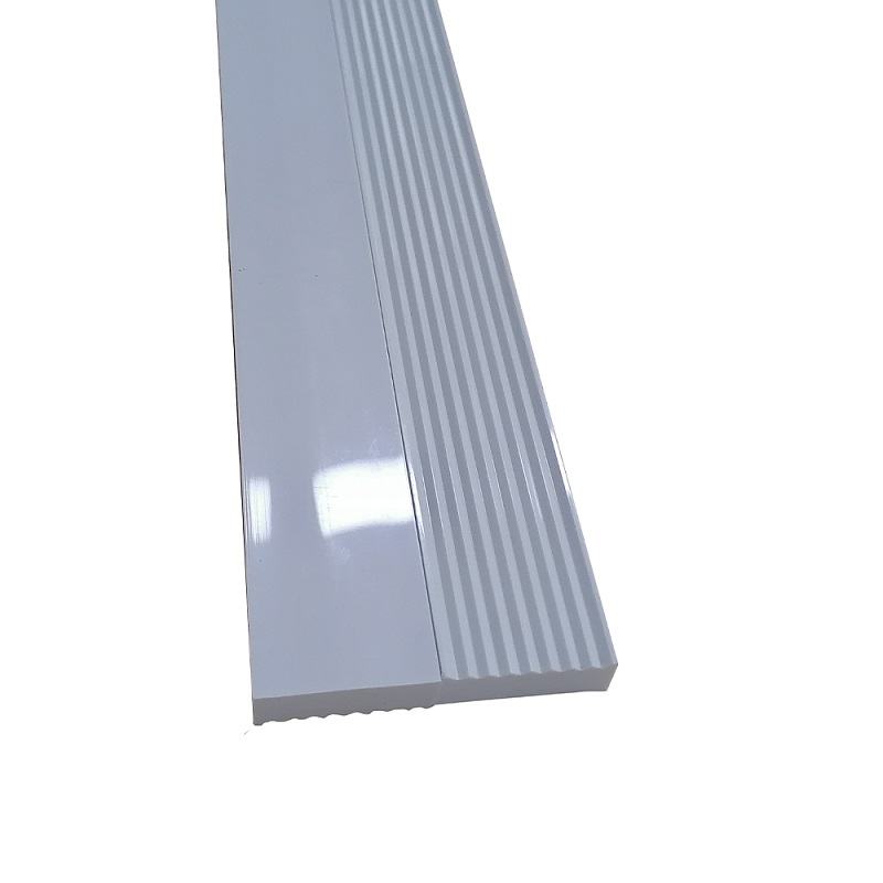 Profilés en plastique personnalisés avec bande plate de profil d'extrusion de PVC de traitement de surface brillant