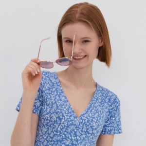 Mini longueur enveloppe autour d\'une robe florale à manches courtes à manches courtes