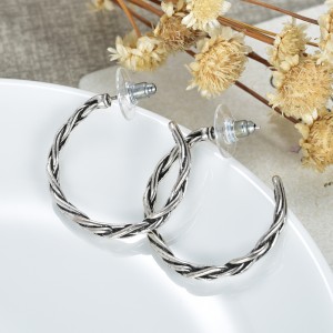 La version coréenne de la mode et de belles boucles d\'oreilles