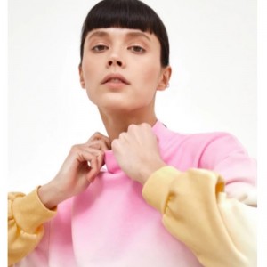 Pull tricoté à colorant cravate