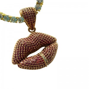 Collier incrusté de la lèvre rouge sexy