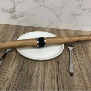 Belles bagues de serviettes de vaisselle à la main