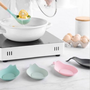 Gardin de cuisine en gros de la chaleur porte-cuillère de forme d\'amande de forme d\'amande la louche à la cuillère en silicone repos