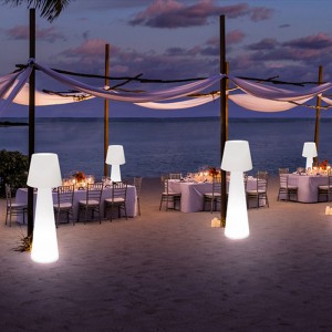 Festival décoratif en polyéthylène extérieur LED debout lampadaire pour la pelouse de jardin et la décoration d\'événement extérieur éclairage lampadaire LED