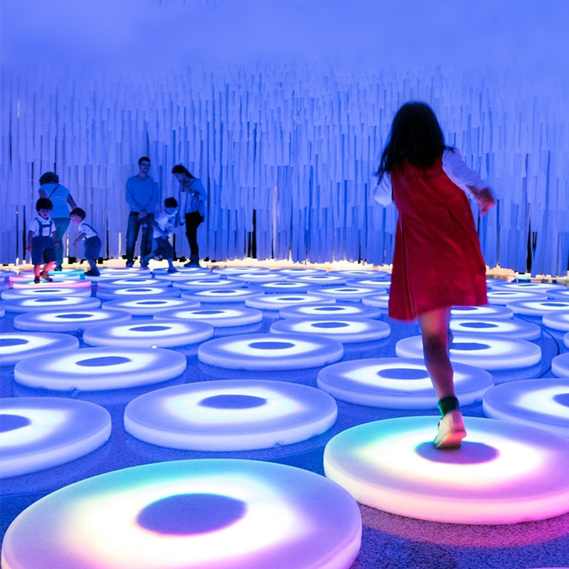 carreaux de piste de danse à LED ronds portables extérieurs/indoor, touche tactile Light Up Disco Disco Dance Flobre Dance, surface en plastique blanche Toys sensoriels et éducation spécialisée pour les enfants