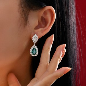 Boucles d\'oreilles en diamant de diamant à haut carbone à paraiba synthétique coupées en carbone