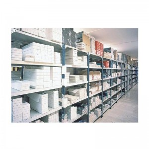 Étagères à angle d\'acier