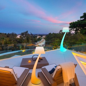 Lampadaire d\'angle LED à changement de couleur de 132 cm avec télécommande dimmable