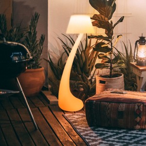 Lampadaire d\'angle LED à changement de couleur de 132 cm avec télécommande dimmable