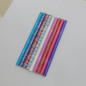 Rouler du papier crêpe