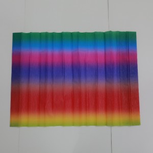 Rouler du papier crêpe